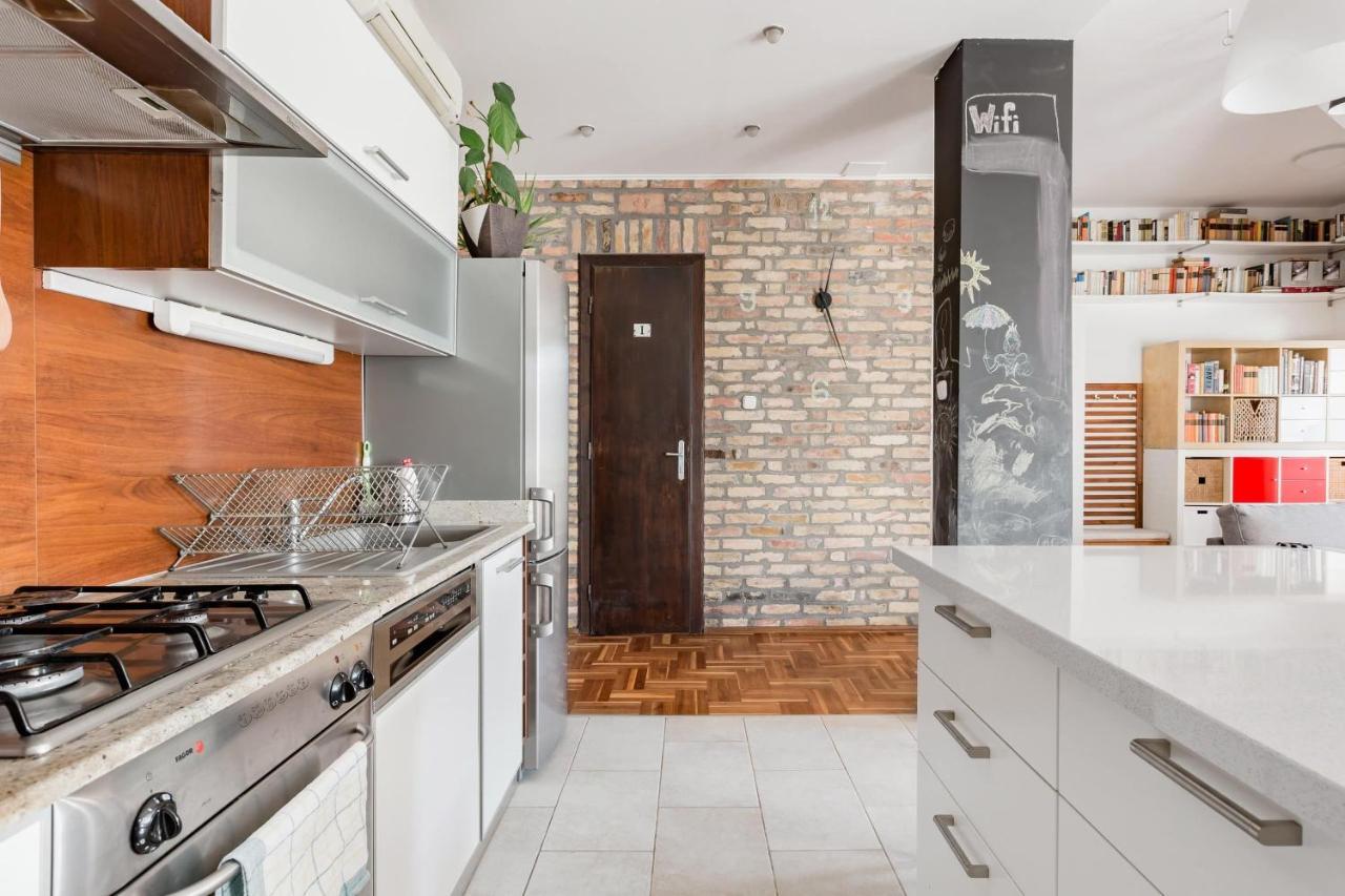 Relax Into Loft Living At A Light-Filled City Escape Будапеща Екстериор снимка