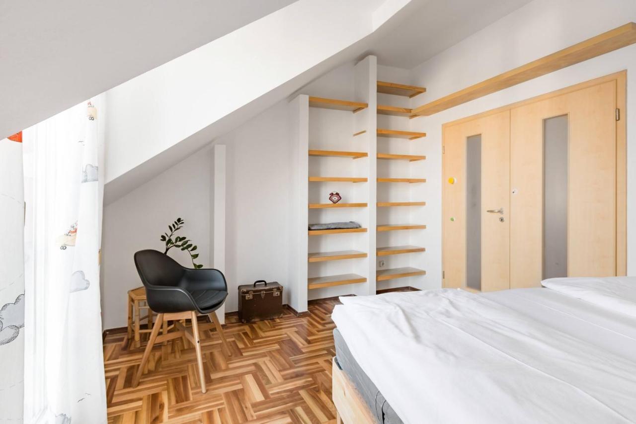 Relax Into Loft Living At A Light-Filled City Escape Будапеща Екстериор снимка