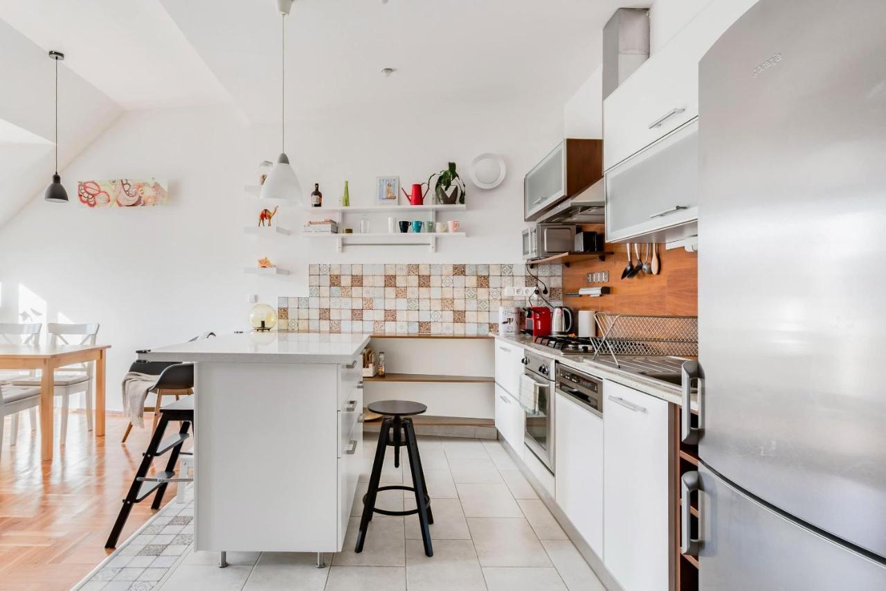 Relax Into Loft Living At A Light-Filled City Escape Будапеща Екстериор снимка