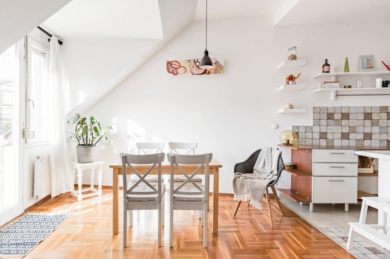 Relax Into Loft Living At A Light-Filled City Escape Будапеща Екстериор снимка