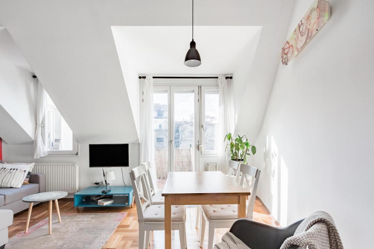 Relax Into Loft Living At A Light-Filled City Escape Будапеща Екстериор снимка