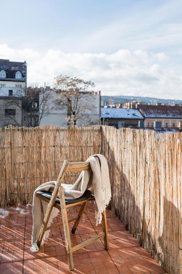 Relax Into Loft Living At A Light-Filled City Escape Будапеща Екстериор снимка