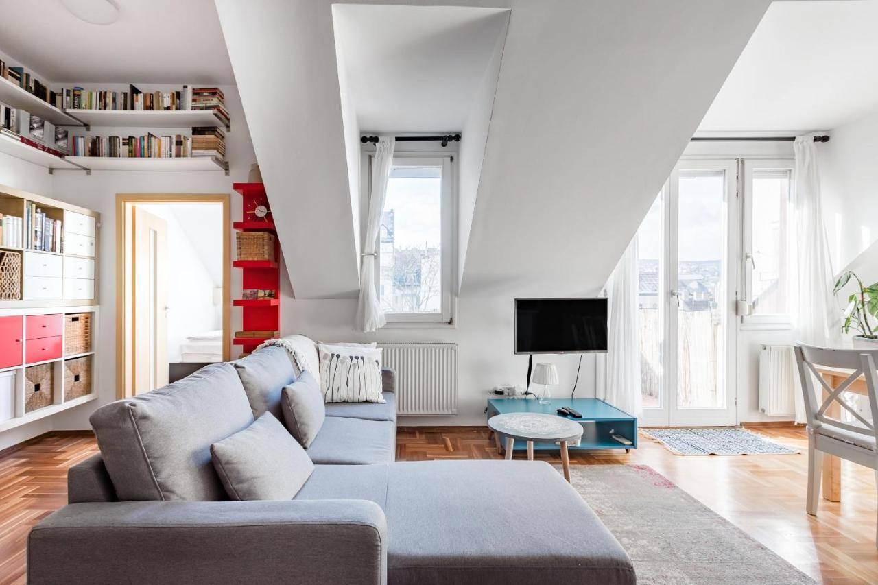 Relax Into Loft Living At A Light-Filled City Escape Будапеща Екстериор снимка