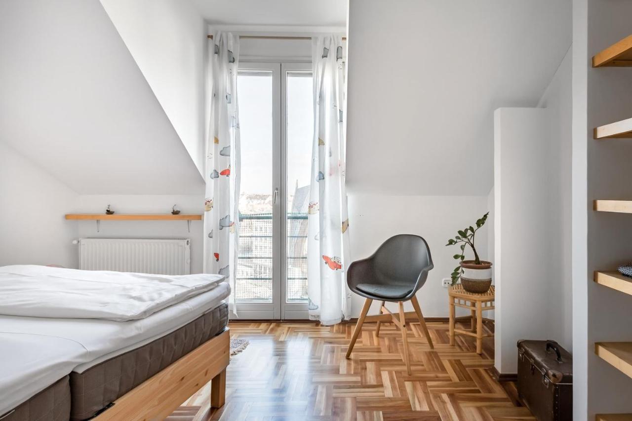 Relax Into Loft Living At A Light-Filled City Escape Будапеща Екстериор снимка