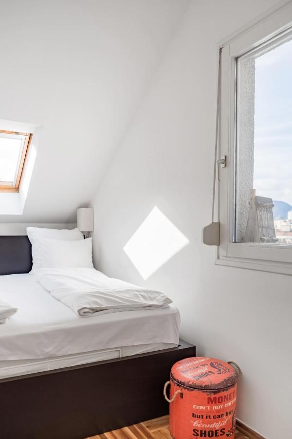 Relax Into Loft Living At A Light-Filled City Escape Будапеща Екстериор снимка