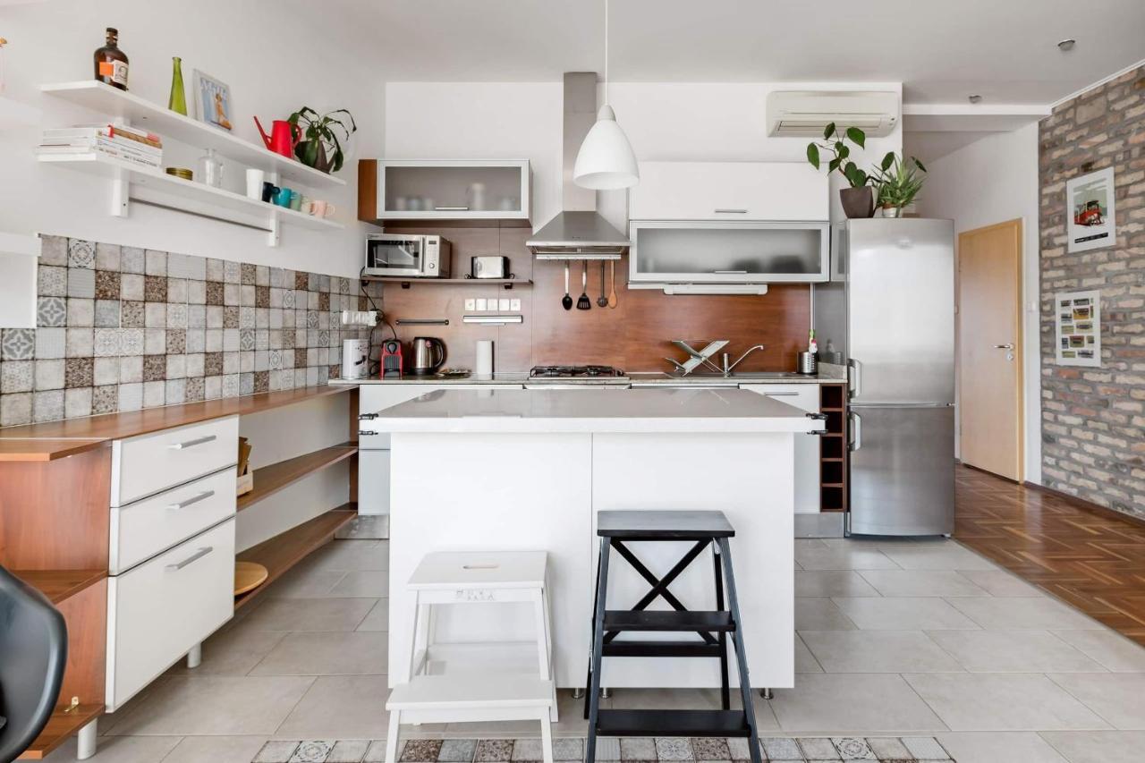 Relax Into Loft Living At A Light-Filled City Escape Будапеща Екстериор снимка